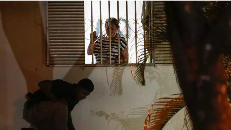 Mulher é resgatada de apartamento após ameaças de filho