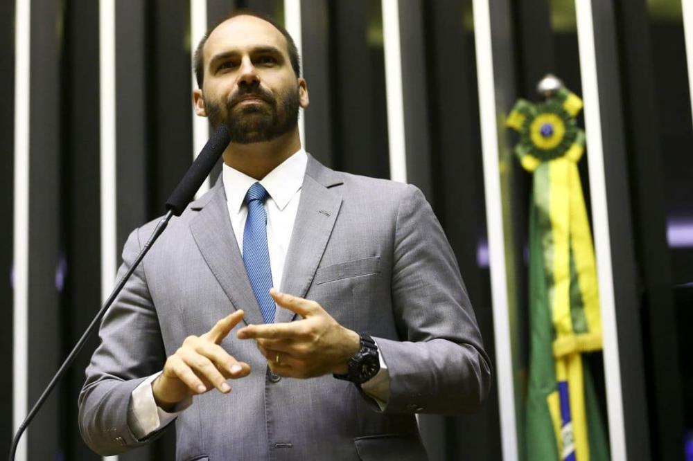 Eduardo Bolsonaro culpa Cid por ser alvejado em motim da Polícia Militar